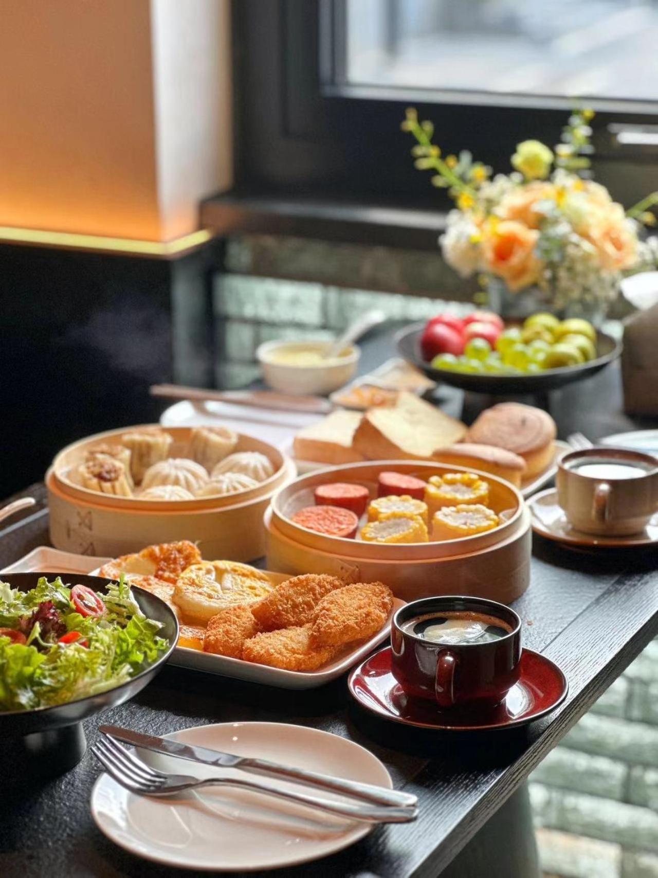 בייג'ינג Happy Dragon Courtyard- Newly Renovated With French Windows, Near Tian'Anmen Forbidden City,Lama Temple And Heaven Temple, 3Minutes Walk From Subway,Fluent English Speaking With Tourist Sights Tickets Service ,Free Coffee &Laundry Service מראה חיצוני תמונה