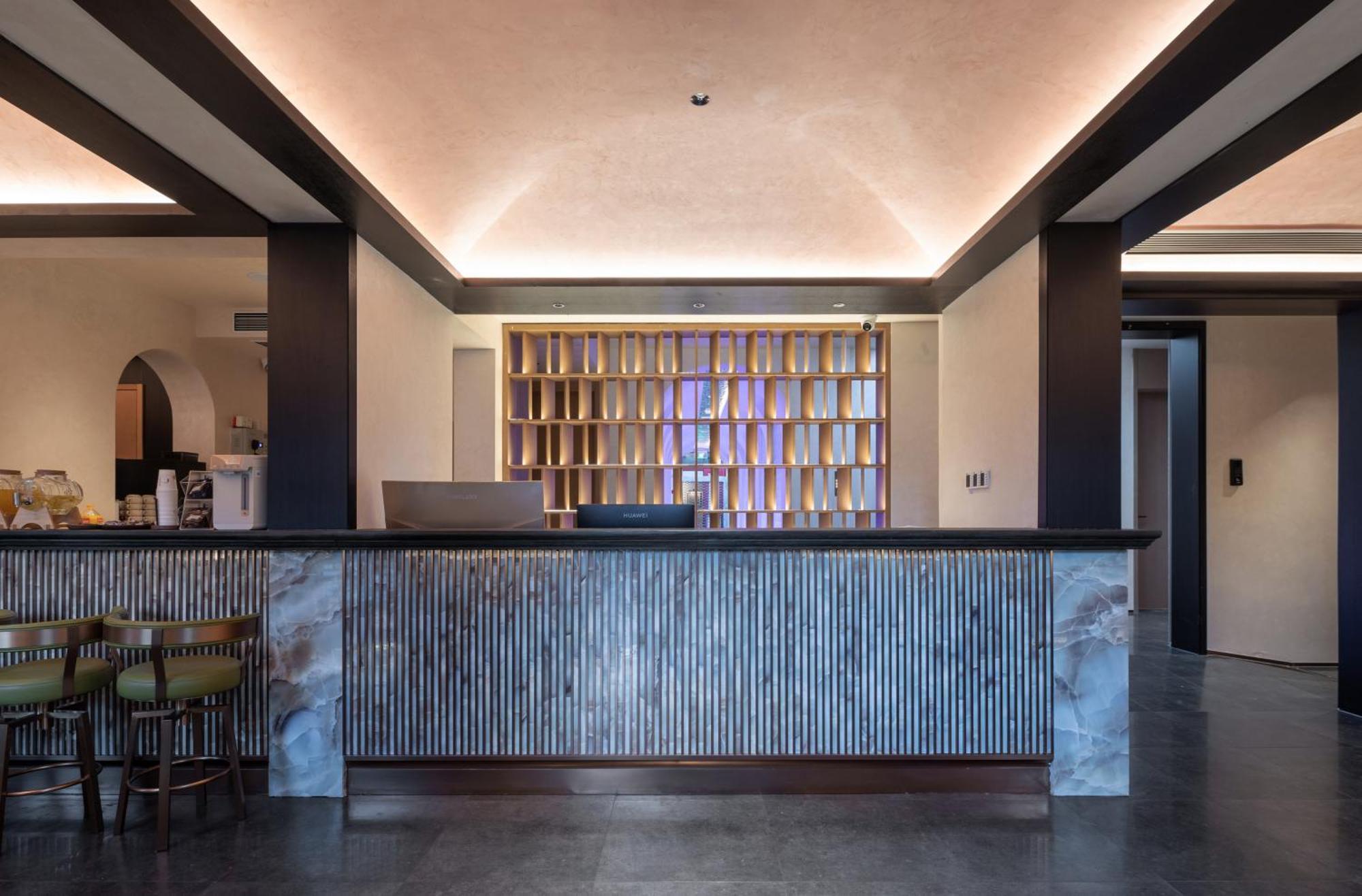 בייג'ינג Happy Dragon Courtyard- Newly Renovated With French Windows, Near Tian'Anmen Forbidden City,Lama Temple And Heaven Temple, 3Minutes Walk From Subway,Fluent English Speaking With Tourist Sights Tickets Service ,Free Coffee &Laundry Service מראה חיצוני תמונה