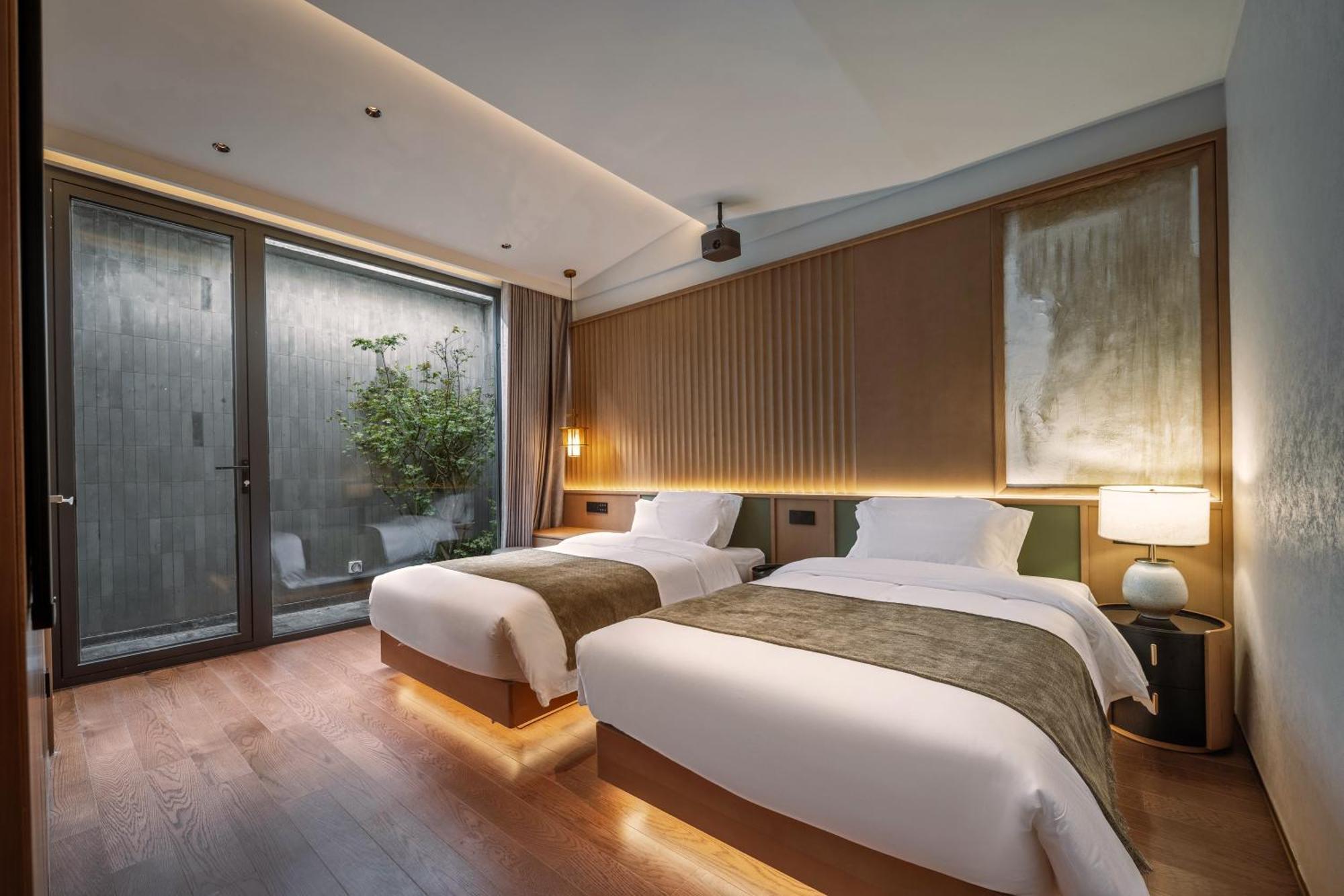 בייג'ינג Happy Dragon Courtyard- Newly Renovated With French Windows, Near Tian'Anmen Forbidden City,Lama Temple And Heaven Temple, 3Minutes Walk From Subway,Fluent English Speaking With Tourist Sights Tickets Service ,Free Coffee &Laundry Service מראה חיצוני תמונה